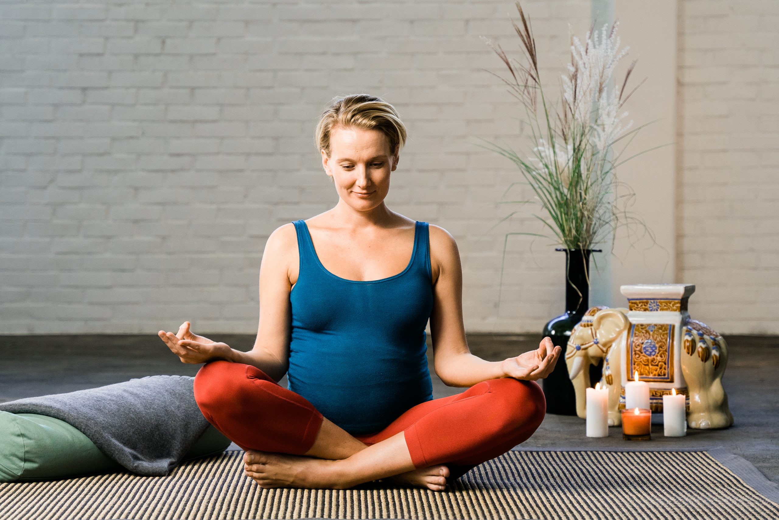 gravid kvinna som gör yoga