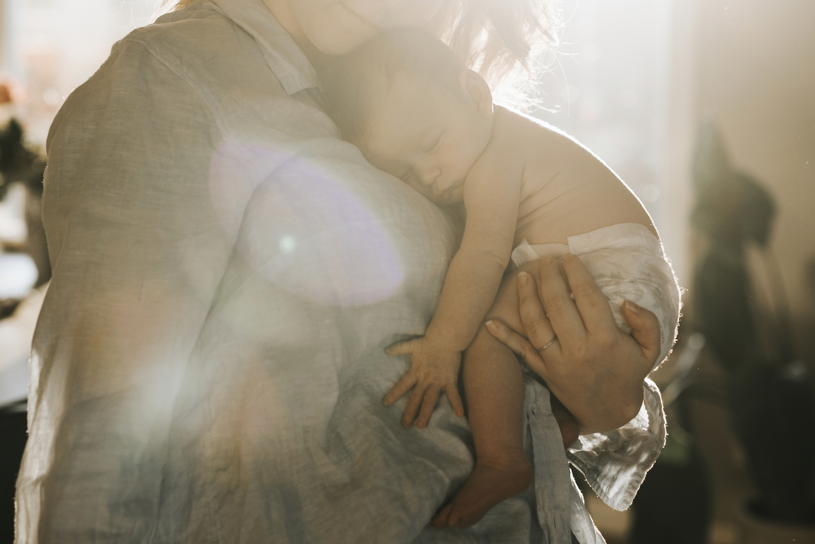 kvinna med bebis i famnen