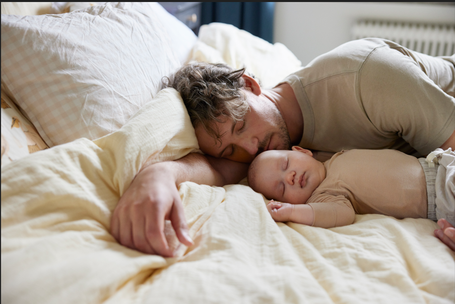 pappa och bebis sover