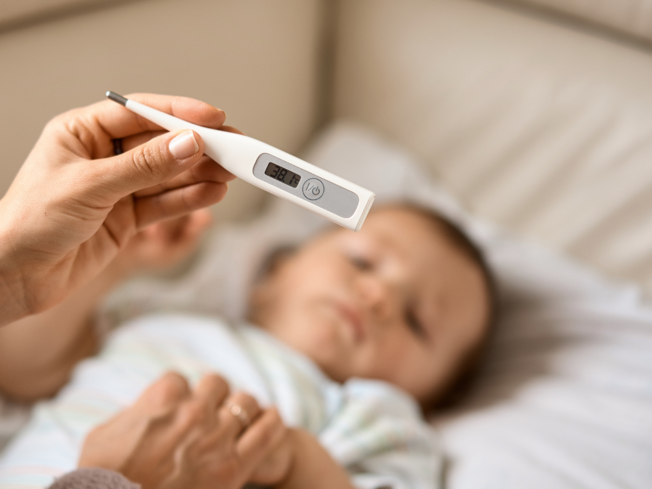 Bebis och termometer